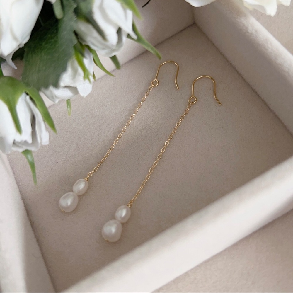 Fresh water Pearl, gold plated drop earrings.